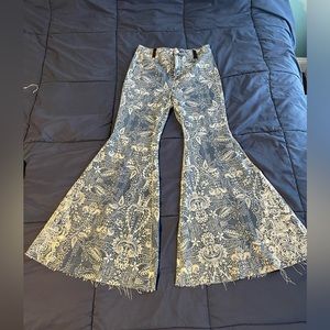 Free people bell bottom embroidered blue jeans Sz 29